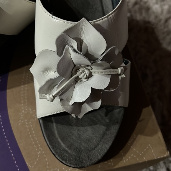 Dansko Dahlia Patent - Picture 2 of 6